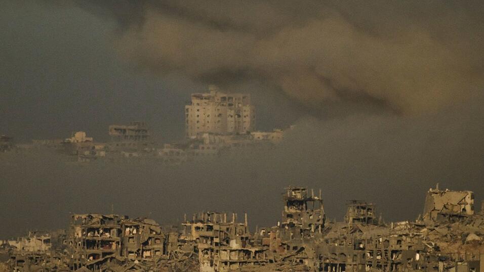 In der Trümmerwüste der Stadt Gaza sollen sich geschätzt noch etwa 500.000 Zivilisten aufhalten. Sie sind den israelischen Angriffen auf Reste der Terrororganisation Hamas weitgehend schutzlos ausgeliefert. Israel fordert sie fast täglich zur Flucht auf, aber viele wollen oder können das nicht mehr. In der Trümmerwüste der Stadt Gaza sollen sich geschätzt noch etwa 500.000 Zivilisten aufhalten. Sie sind den israelischen Angriffen auf Reste der Terrororganisation Hamas weitgehend schutzlos ausgeliefert. Israel fordert sie fast täglich zur Flucht auf, aber viele wollen oder können das nicht mehr.