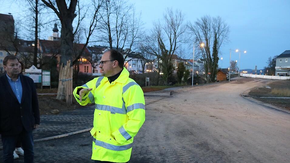 Josef Ried von der st&auml;dtischen Bautechnik erkl&auml;rt den anwesenden Stadtr&auml;ten, wie die Bauarbeiten rund um den Abriss der Flutbr&uuml;cke ablaufen. Im Hintergrund ist die neu angelegte Umfahrung.