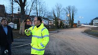 Josef Ried von der städtischen Bautechnik erklärt den anwesenden Stadträten, wie die Bauarbeiten rund um den Abriss der Flutbrücke ablaufen. Im Hintergrund ist die neu angelegte Umfahrung. Josef Ried von der städtischen Bautechnik erklärt den anwesenden Stadträten, wie die Bauarbeiten rund um den Abriss der Flutbrücke ablaufen. Im Hintergrund ist die neu angelegte Umfahrung.