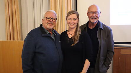 Karl Weber (l.), Vorsitzender des Agnes-Bernauer-Festspielvereins, mit Regieassistentin Anna Lummer und Regisseur Johannes Reitmeier.