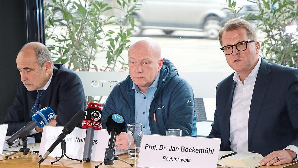 Der frühere Regensburger Oberbürgermeister Joachim Wolbergs saß bei der Pressekonferenz zwischen seinem Anwalt Peter Witting (l.) und dem Regensburger Strafverteidiger Jan Bockemühl. Der frühere Regensburger Oberbürgermeister Joachim Wolbergs saß bei der Pressekonferenz zwischen seinem Anwalt Peter Witting (l.) und dem Regensburger Strafverteidiger Jan Bockemühl.