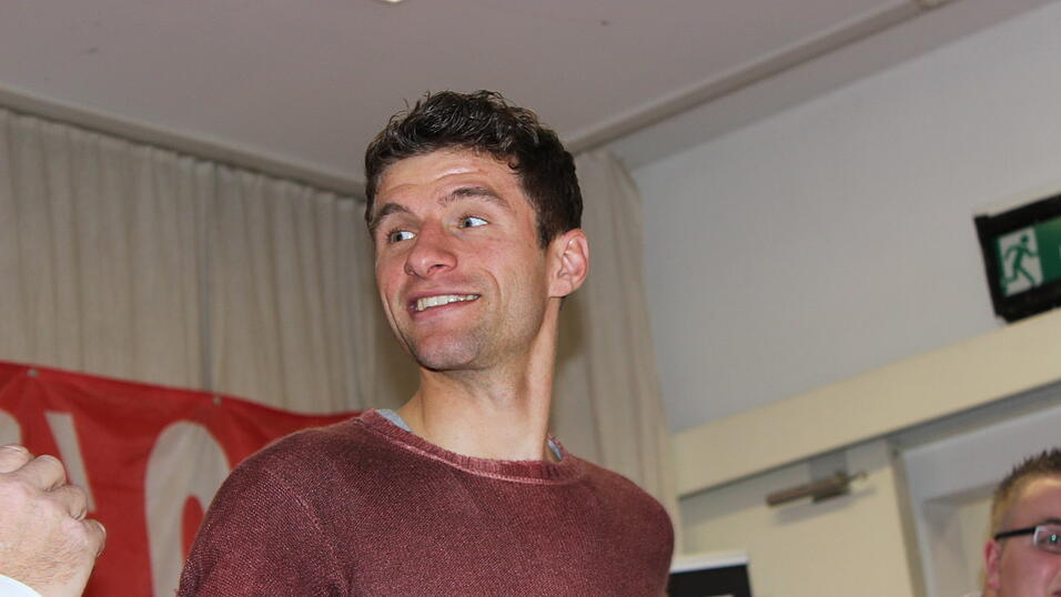Thomas Müller besuchte am Sonntagnachmittag den 'FC Bayern-Fanclub Straubing '93'. (Foto: Fabian Roßmann) Thomas Müller besuchte am Sonntagnachmittag den 'FC Bayern-Fanclub Straubing '93'. (Foto: Fabian Roßmann)