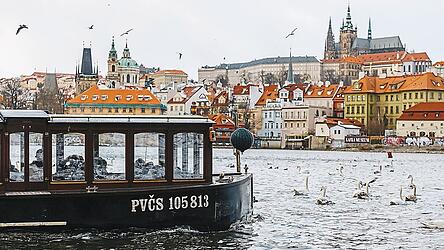 Aussicht auf den Hradschin: Im 20-Minuten-Takt starten Boote zu einer Panoramatour auf der Moldau.