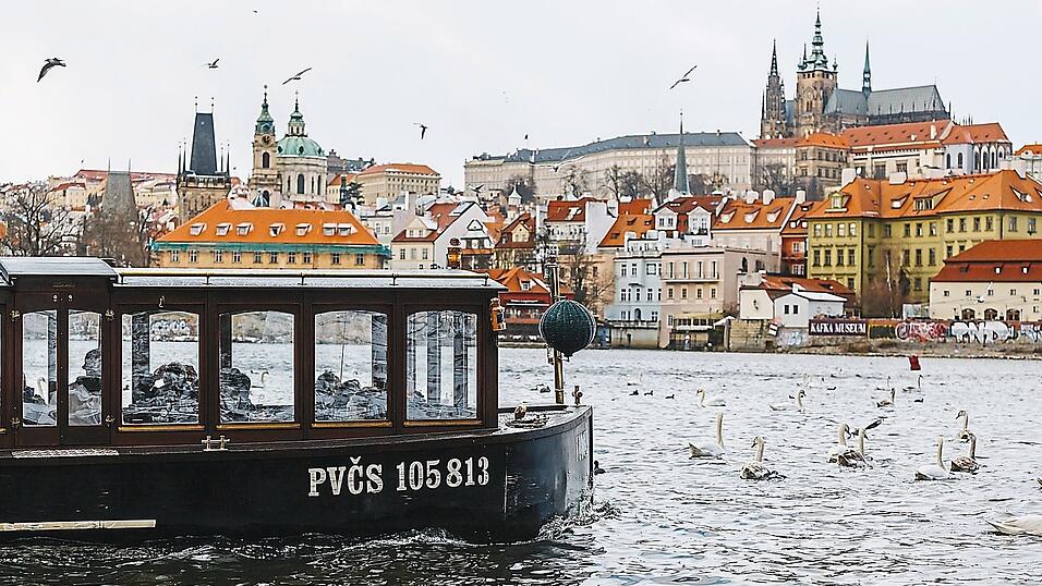 Aussicht auf den Hradschin: Im 20-Minuten-Takt starten Boote zu einer Panoramatour auf der Moldau.
