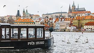 Aussicht auf den Hradschin: Im 20-Minuten-Takt starten Boote zu einer Panoramatour auf der Moldau.