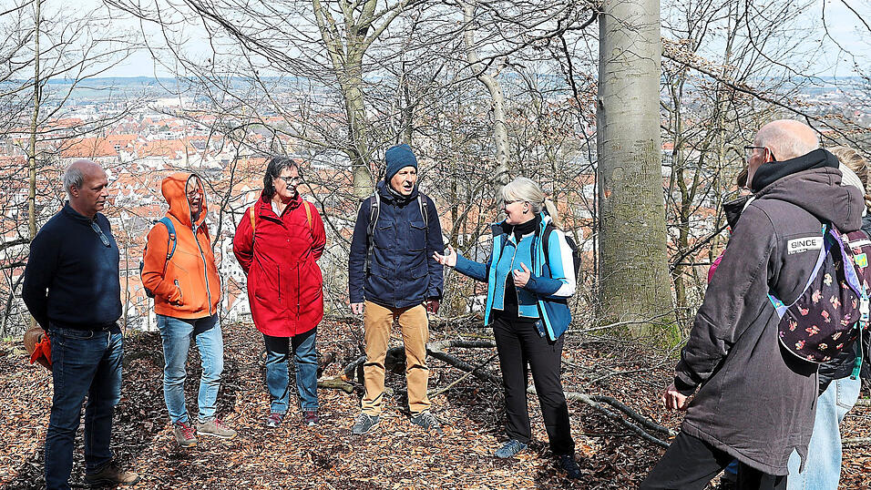 Jodeln &uuml;ber den D&auml;chern von Landshut. Isolde Spieleder (F&uuml;nfte von links) mit ihrer Gruppe auf der ersten Landshuter Jodelwanderung, die im Herbst wieder stattfinden soll.