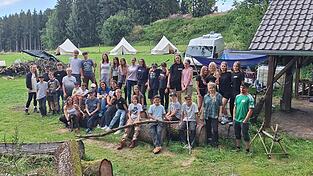 Zelte, Feuer, Freundschaft - 5 vs. Wild bringt junge Menschen aus fünf Gemeinden zusammen.