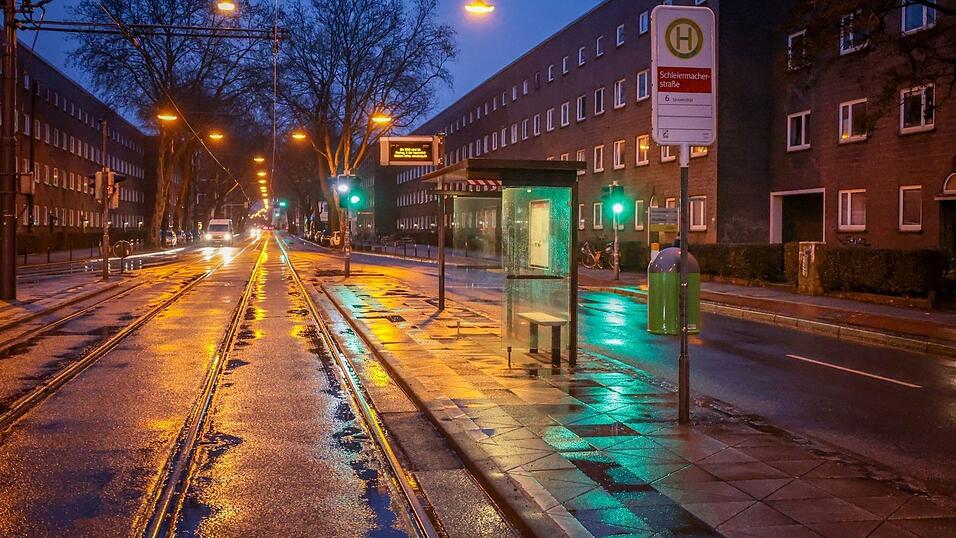 Keine Tram, keine Fahrgäste an der Haltestelle. Keine Tram, keine Fahrgäste an der Haltestelle.