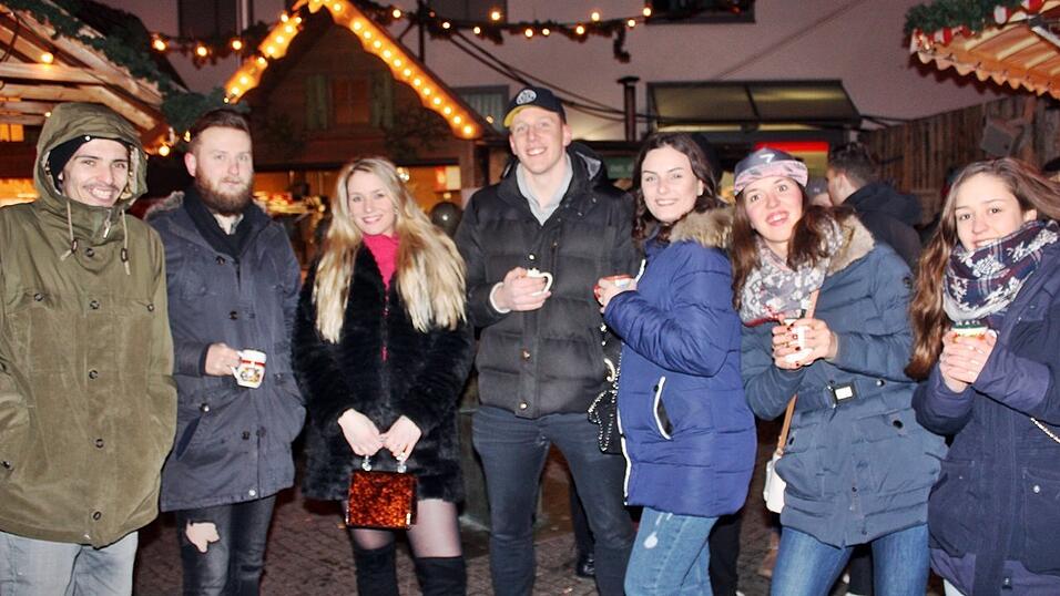 Auch am Samstag, 15. Dezember, strömten wieder etliche Besucher aus Landshut und Umgebung zur Weihnachtspyramide am Alten Viehmarkt. Auch am Samstag, 15. Dezember, strömten wieder etliche Besucher aus Landshut und Umgebung zur Weihnachtspyramide am Alten Viehmarkt.