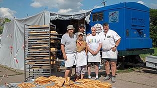Die B&auml;ckermeister Sergij (v.l.), Tatjana, Raman, Michael und Reiner im Einsatz.