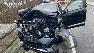 Am Samstag prallte dieses Auto frontal in die Br&uuml;ckenmauer.