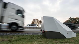 Der Blitzer-Anhänger hatte laut Polizei einen Wert von etwa 100.000 Euro. (Symbolbild) Der Blitzer-Anhänger hatte laut Polizei einen Wert von etwa 100.000 Euro. (Symbolbild)