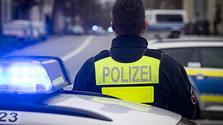 In einer Regensburger Bankfiliale wurde am Donnerstagnachmittag eine Person mit einem Messer angegriffen und schwer verletzt. (Symbolbild) In einer Regensburger Bankfiliale wurde am Donnerstagnachmittag eine Person mit einem Messer angegriffen und schwer verletzt. (Symbolbild)