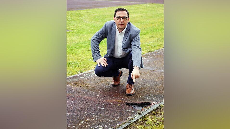 Arnstorfs B&uuml;rgermeister Christoph Brunner zeigt die v&ouml;llig marode Sportanlage.