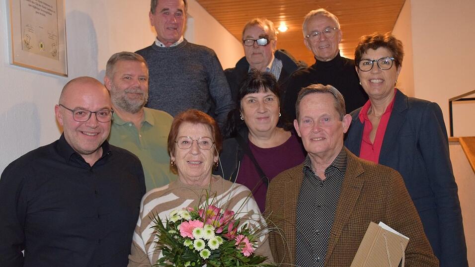Vorstandsvorsitzende Annette Kiermaier (mittlere Reihe, r.) verabschiedete Anton Wackerbauer (vorne r.) und Monika Rambach (vorne M.). Bernhard Pritscher (vorne l.), Ralf Ringlstetter (mittelere Reihe, l.) und Konrad Blümel (hinten M.) sind zukünftig im Aufsichtsrat. Georg Kammermeier (hinten l.) ist weiterhin in der Vorstandschaft vertreten. Vorstandsvorsitzende Annette Kiermaier (mittlere Reihe, r.) verabschiedete Anton Wackerbauer (vorne r.) und Monika Rambach (vorne M.). Bernhard Pritscher (vorne l.), Ralf Ringlstetter (mittelere Reihe, l.) und Konrad Blümel (hinten M.) sind zukünftig im Aufsichtsrat. Georg Kammermeier (hinten l.) ist weiterhin in der Vorstandschaft vertreten.