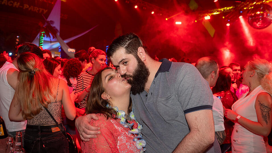Die besten Bilder vom Samstag zeigen Tanzen und jede Menge Spaß. Die besten Bilder vom Samstag zeigen Tanzen und jede Menge Spaß.