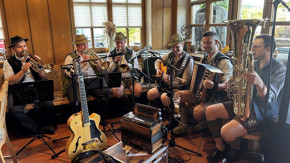 Insgesamt spielten bei der &bdquo;BiergoatnRoas&ldquo; in Bodenmais elf Volksmusikgruppen in den verschiedenen Gastst&auml;tten auf. Hier die Bornstoana Tanzlmuse.