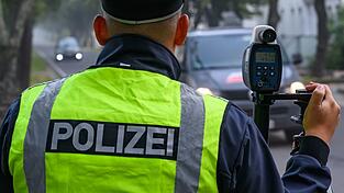Die Polizei kassierte den F&uuml;hrerschein des jungen Autofahrers. (Symbolbild)