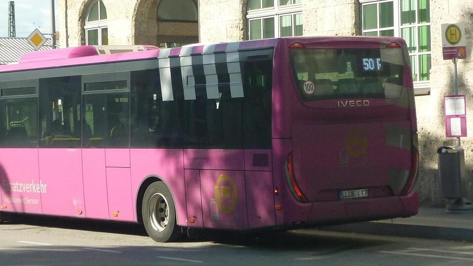 Ein Ersatzbus der Linie RE 50 wartet an einer Haltestelle: Bleibt er alleine - oder werden zur gleichen Uhrzeit mehrere fahren? Über das Internet kann man jeweils an diese Information gelangen. Ein Ersatzbus der Linie RE 50 wartet an einer Haltestelle: Bleibt er alleine - oder werden zur gleichen Uhrzeit mehrere fahren? Über das Internet kann man jeweils an diese Information gelangen.