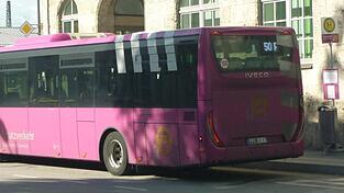 Ein Ersatzbus der Linie RE 50 wartet an einer Haltestelle: Bleibt er alleine - oder werden zur gleichen Uhrzeit mehrere fahren? Über das Internet kann man jeweils an diese Information gelangen. Ein Ersatzbus der Linie RE 50 wartet an einer Haltestelle: Bleibt er alleine - oder werden zur gleichen Uhrzeit mehrere fahren? Über das Internet kann man jeweils an diese Information gelangen.