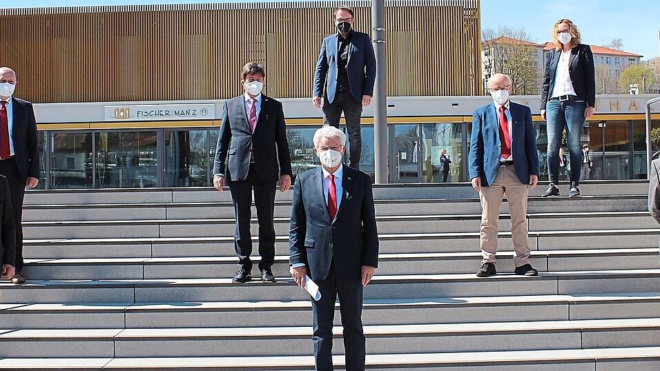 Die wieder gew&auml;hlte Vorstandschaft des BRK-Kreisverbandes mit Theo Zellner (vorne Mitte) an der Spitze. B&uuml;rgermeister Martin Stoiber und seine Vertreterin Barbara Dankerl (hinten) gratulierten.