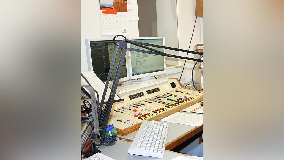 Das ist Markos Arbeitsplatz im Radiostudio. Mit dem Mischpult lässt er die Songtitel ineinanderfließen.