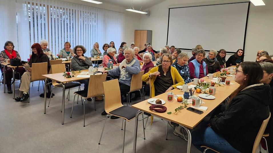 Das Feuerwehrhaus in Altenmarkt ist rappelvoll.