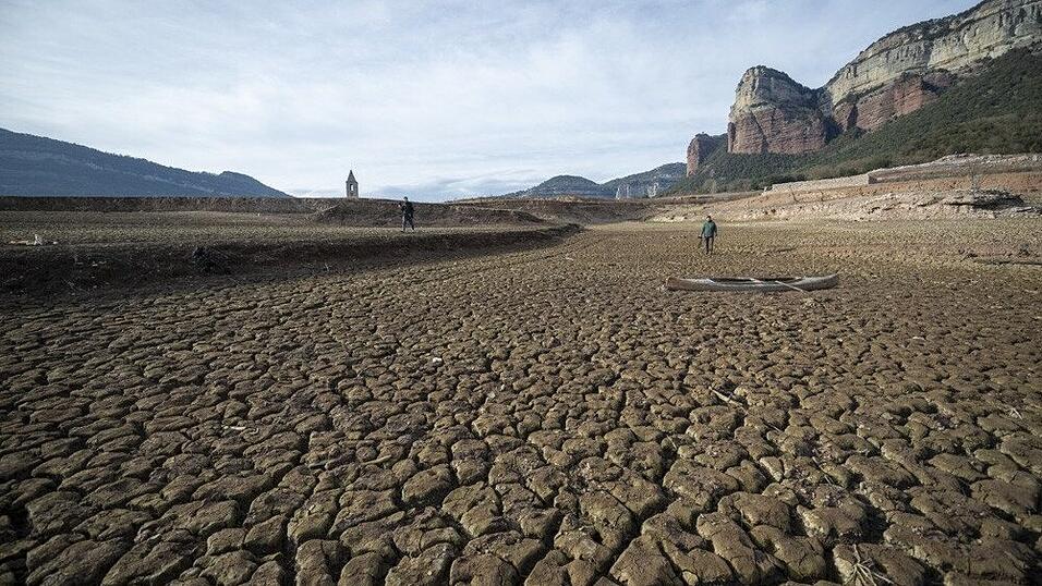 Blick auf den Sau-Stausee in Vilanova de Sau, Katalonien. Der Sau-Speicher in der Provinz Barcelona hatte im Januar vergangenen Jahres mit 5,1 Prozent sein historisches Minimum erreicht. Die Regionalregierung von Katalonien hatte für das Ter Llobregat-System den Notstand ausgerufen. Blick auf den Sau-Stausee in Vilanova de Sau, Katalonien. Der Sau-Speicher in der Provinz Barcelona hatte im Januar vergangenen Jahres mit 5,1 Prozent sein historisches Minimum erreicht. Die Regionalregierung von Katalonien hatte für das Ter Llobregat-System den Notstand ausgerufen.