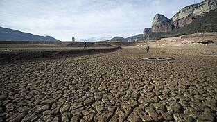 Blick auf den Sau-Stausee in Vilanova de Sau, Katalonien. Der Sau-Speicher in der Provinz Barcelona hatte im Januar vergangenen Jahres mit 5,1 Prozent sein historisches Minimum erreicht. Die Regionalregierung von Katalonien hatte für das Ter Llobregat-System den Notstand ausgerufen.