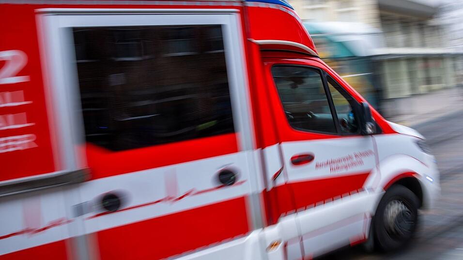 Rettungskräfte bringen die drei Verletzten in eine Klinik. (Symbolbild)