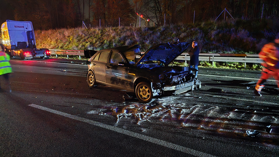 Besonders der Mercedes wurde bei dem chaotischen Unfall stark in Mitleidenschaft gezogen. Besonders der Mercedes wurde bei dem chaotischen Unfall stark in Mitleidenschaft gezogen.