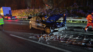 Besonders der Mercedes wurde bei dem chaotischen Unfall stark in Mitleidenschaft gezogen. Besonders der Mercedes wurde bei dem chaotischen Unfall stark in Mitleidenschaft gezogen.