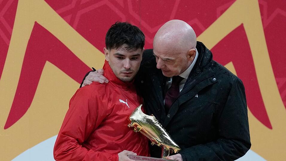 FIFA-Pr&auml;sident Gianni Infantino umarmt Brahim D&iacute;az bei der &Uuml;bergabe des Goldenen Schuhs f&uuml;r den besten Torsch&uuml;tzen des Afrika Cups. Der Marokkaner verschoss im Finale einen Strafsto&szlig;.