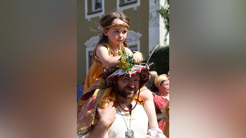 Die schönsten Augenblicke des historischen Drachenstich-Festzuges 2016. Die schönsten Augenblicke des historischen Drachenstich-Festzuges 2016.