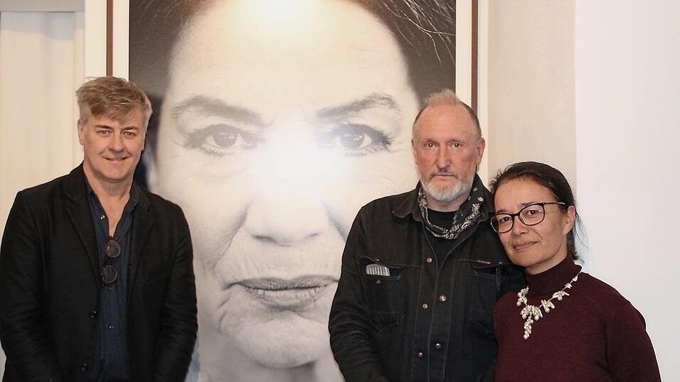 Marcus Mittermeier, Erwin Lanzensberger und Tatjana Cr&ouml;nlein (von links) vor einer Fotografie von Hannelore Elsner bei der Vernissage.