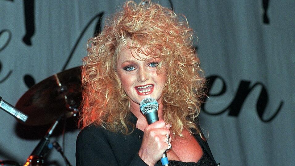 Bis in die 90er Jahre hatte Bonnie Tyler eine wilde Lockenmähne. Bis in die 90er Jahre hatte Bonnie Tyler eine wilde Lockenmähne.