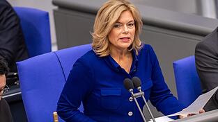 Bundestagspräsidentin Julia Klöckner kritisiert die zunehmende Polarisierung im Parlament. Nun will sie bei Eskalationen klare Kante zeigen und droht, Fraktionen rauszuschmeißen. Bundestagspräsidentin Julia Klöckner kritisiert die zunehmende Polarisierung im Parlament. Nun will sie bei Eskalationen klare Kante zeigen und droht, Fraktionen rauszuschmeißen.