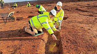 Ingrid Tamerl-Seiler (r.) und Michael Seiler zeigen einen Stein in einem der Pfostenlöcher. Mit ihm haben die Menschen in der Bronzezeit den Pfosten verkeilt. Ingrid Tamerl-Seiler (r.) und Michael Seiler zeigen einen Stein in einem der Pfostenlöcher. Mit ihm haben die Menschen in der Bronzezeit den Pfosten verkeilt.