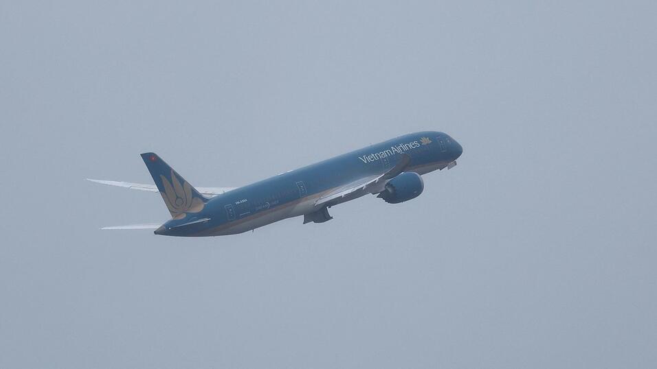 Erste Probleme bei der fast verunglückten Maschine von Vietnam Airlines offenbarten sich wohl schon auf dem Weg übers Rollfeld. Erste Probleme bei der fast verunglückten Maschine von Vietnam Airlines offenbarten sich wohl schon auf dem Weg übers Rollfeld.