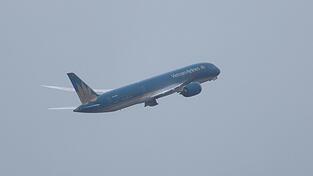 Erste Probleme bei der fast verunglückten Maschine von Vietnam Airlines offenbarten sich wohl schon auf dem Weg übers Rollfeld. Erste Probleme bei der fast verunglückten Maschine von Vietnam Airlines offenbarten sich wohl schon auf dem Weg übers Rollfeld.