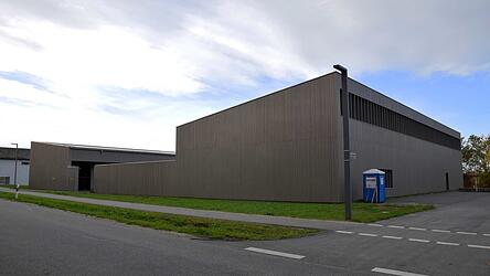 Der Neubau des Bauhofs mit seinen beiden großen Hallen (links und rechts) soll am 30. November in Betrieb gehen. Der Neubau des Bauhofs mit seinen beiden großen Hallen (links und rechts) soll am 30. November in Betrieb gehen.