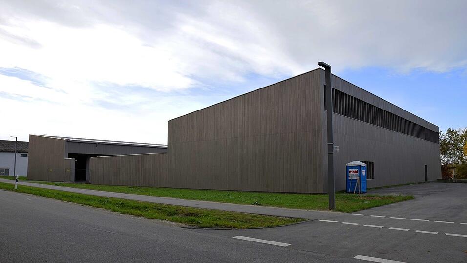 Der Neubau des Bauhofs mit seinen beiden großen Hallen (links und rechts) soll am 30. November in Betrieb gehen. Der Neubau des Bauhofs mit seinen beiden großen Hallen (links und rechts) soll am 30. November in Betrieb gehen.