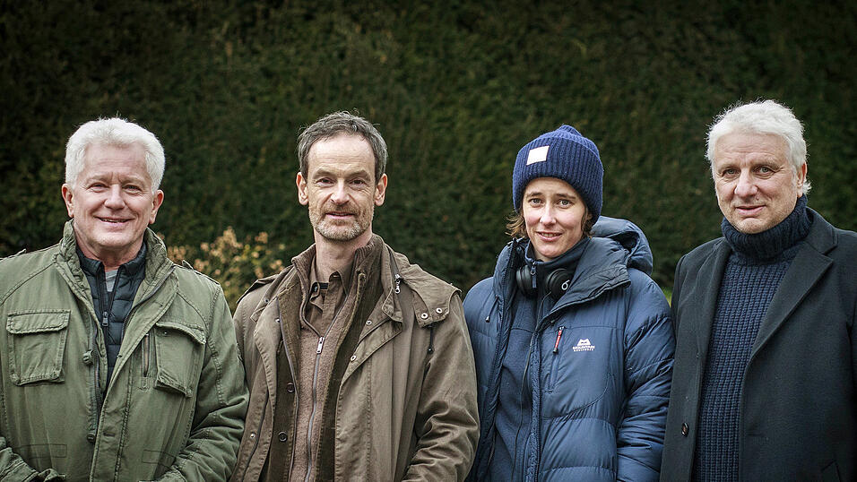 Beim Dreh in München: Regisseurin Pia Strietmann mit den Darstellern der Münchner Ermittler, Miroslav Nemec, links) und Udo Wachtveitl (rechts), und Jörg Hartmann, der den Dortmunder Polizisten Peter Faber spielt Beim Dreh in München: Regisseurin Pia Strietmann mit den Darstellern der Münchner Ermittler, Miroslav Nemec, links) und Udo Wachtveitl (rechts), und Jörg Hartmann, der den Dortmunder Polizisten Peter Faber spielt