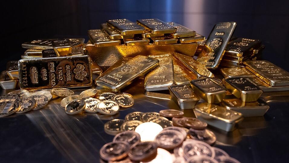 Goldbarren und -münzen fanden drei Bauarbeiter bei Abrissarbeiten. Statt sie dem Eigentümer zu übergeben, behielten sie das Geld - und verkauften es mutmaßlich zum Spottpreis an den 39-jährigen Angeklagten. (Symbolbild) Goldbarren und -münzen fanden drei Bauarbeiter bei Abrissarbeiten. Statt sie dem Eigentümer zu übergeben, behielten sie das Geld - und verkauften es mutmaßlich zum Spottpreis an den 39-jährigen Angeklagten. (Symbolbild)