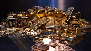 Goldbarren und -münzen fanden drei Bauarbeiter bei Abrissarbeiten. Statt sie dem Eigentümer zu übergeben, behielten sie das Geld - und verkauften es mutmaßlich zum Spottpreis an den 39-jährigen Angeklagten. (Symbolbild)