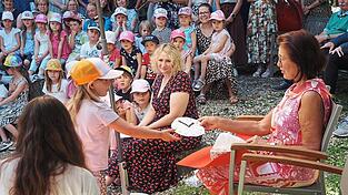 Die Kinder dankten für die Spiele, die Zeit, den Trost und das gute Herz. Die Kinder dankten für die Spiele, die Zeit, den Trost und das gute Herz.