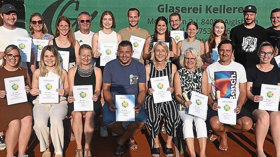Boten den Zuschauern beste Tennisunterhaltung im Mixed. Michaela Krafft und Robert Stiegler (vorne sitzend, 6. und 7. v.l.) holten den Titel. Boten den Zuschauern beste Tennisunterhaltung im Mixed. Michaela Krafft und Robert Stiegler (vorne sitzend, 6. und 7. v.l.) holten den Titel.