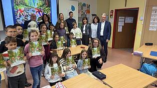 Die Kinder voller Freude mit dem Waldwasser-Buch: (hinten, v. l.) Waldwasser-Chef Hermann Gruber, Schulamtsdirektorin Christiane Niedermeier, Ann-Kathrin Jandt-Bernreiter, Christian Ebner, Schulamtsdirektorin Claudia Brielbeck, Rektorin Gabriele Blanke und Landrat Bernd Sibler. Die Kinder voller Freude mit dem Waldwasser-Buch: (hinten, v. l.) Waldwasser-Chef Hermann Gruber, Schulamtsdirektorin Christiane Niedermeier, Ann-Kathrin Jandt-Bernreiter, Christian Ebner, Schulamtsdirektorin Claudia Brielbeck, Rektorin Gabriele Blanke und Landrat Bernd Sibler.
