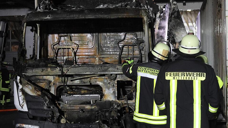 Ein Wäschebündel war auf der Ladefläche des am Dienstag ausgebrannten Lastwagens erneut in Flammen aufgegangen.