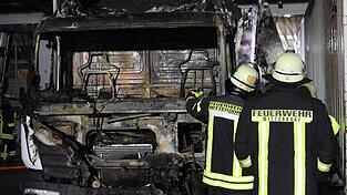 Ein Wäschebündel war auf der Ladefläche des am Dienstag ausgebrannten Lastwagens erneut in Flammen aufgegangen. Ein Wäschebündel war auf der Ladefläche des am Dienstag ausgebrannten Lastwagens erneut in Flammen aufgegangen.